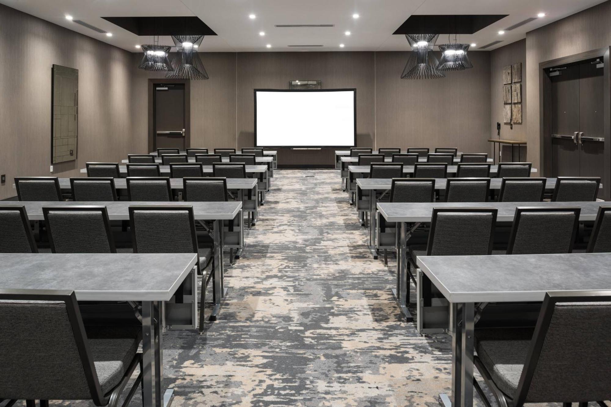 Ac Hotel By Marriott Boston Cleveland Circle Extérieur photo