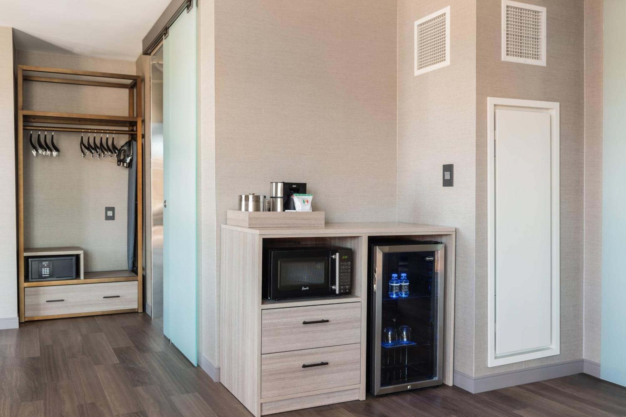 Ac Hotel By Marriott Boston Cleveland Circle Extérieur photo