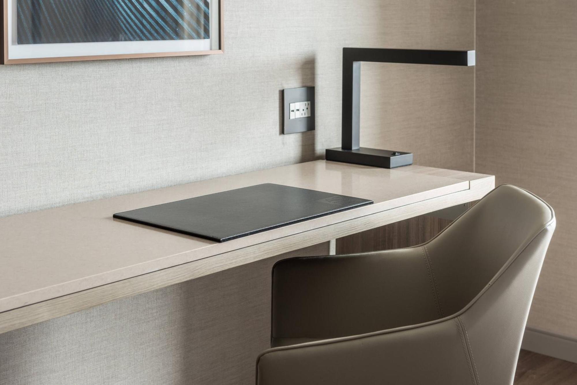 Ac Hotel By Marriott Boston Cleveland Circle Extérieur photo